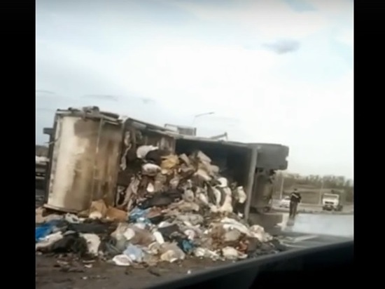 Под Ростовом на автодороге перевернулся мусоровоз