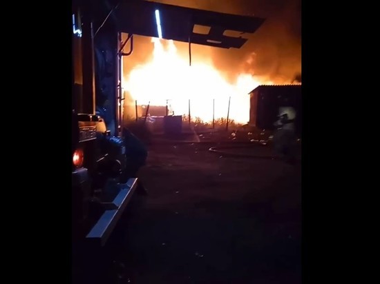 Сараи на улице Паромной сгорели в Чите
