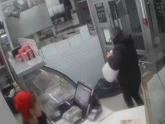 В Новосибирске попал на видео укравший два пакета роллов мужчина