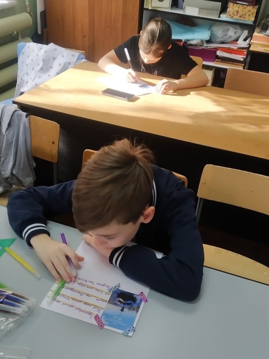 В Ноябрьске дети из воскресной школы написали письма участникам спецоперации на Украине