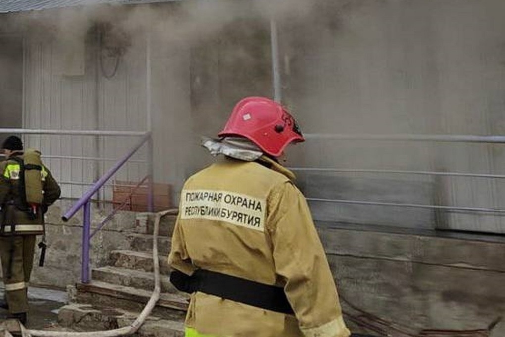 Пожары в муйском районе. Пожар. Пожар в здании. МЧС пожар. Пожарные тушат пожар.