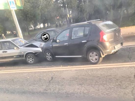 Авария в центре Пензы: машины столкнулись лоб в лоб