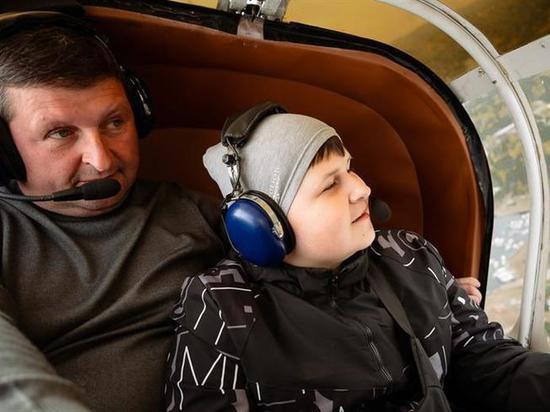 Мечта мальчика с онкологией осуществилась и он полетал над Красноярском