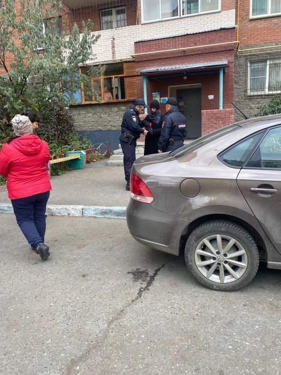 В Омске странный «ниндзя» фотографировал всё подряд и был задержан полицией