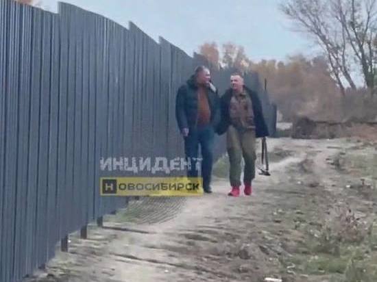 Двое мужчин устроили стрельбу из автомата в Новосибирске