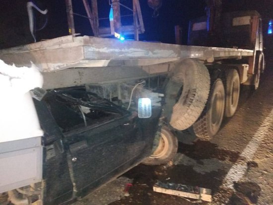 В Дагестане машина въехала в стоящий КАМАЗ
