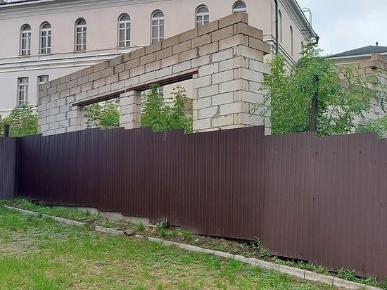 В Курске возле финуниверситета при Правительстве РФ обнаружили стройплощадку с нарушениями