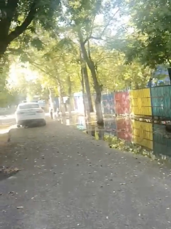 В Астрахани уходит под воду двор и детский сад