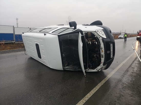 Водителю стало плохо: в Лабытнанги перевернулся пассажирский автобус