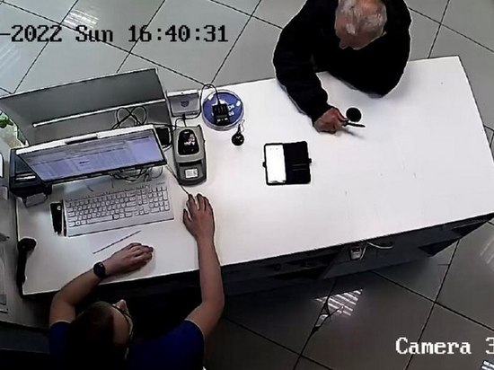 В Воронеже мужчина ограбил магазин, обвинив продавца в подмене его телефона на более дешевый