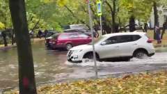 Ливень в Москве превратил улицы в реки: кадры очевидцев