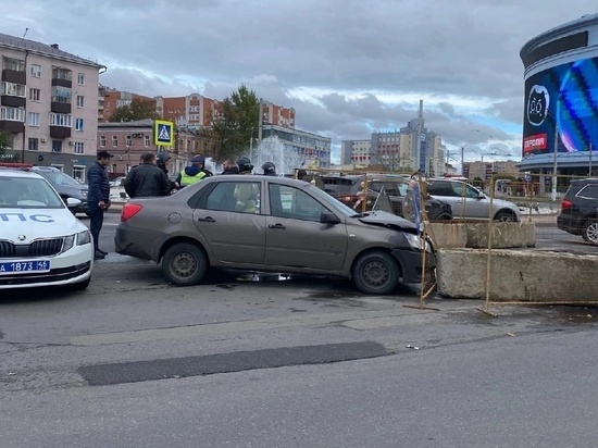 В Курске легковушка Datsun влетела в бетонный отбойник на Московской площади
