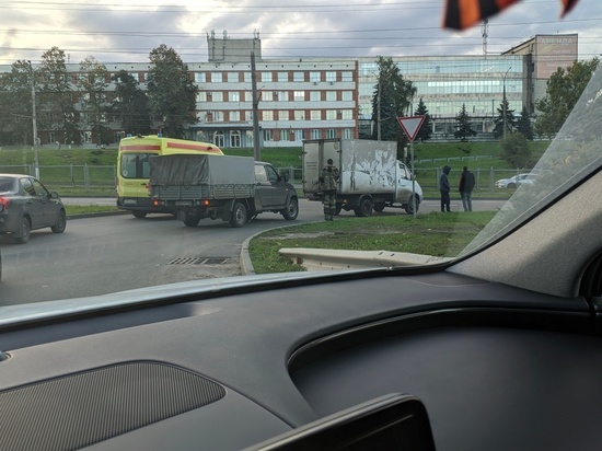 В Курске на Энгельса милитари-пикап УАЗ не разъехался с ГАЗелью