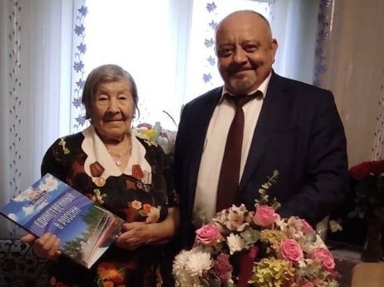 С вековым юбилеем поздравили ветерана и труженицу тыла из Хабаровска