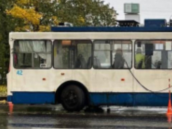 Старушка выпала из движущегося троллейбуса в Великом Новгороде