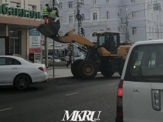 Дорожники залезли в ковш погрузчика, чтобы повесить знаки в центре Читы