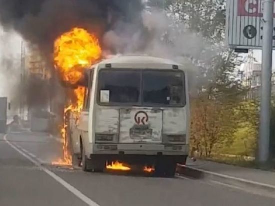 Пассажирский автобус загорелся в Красноярске возле Октябрьского моста