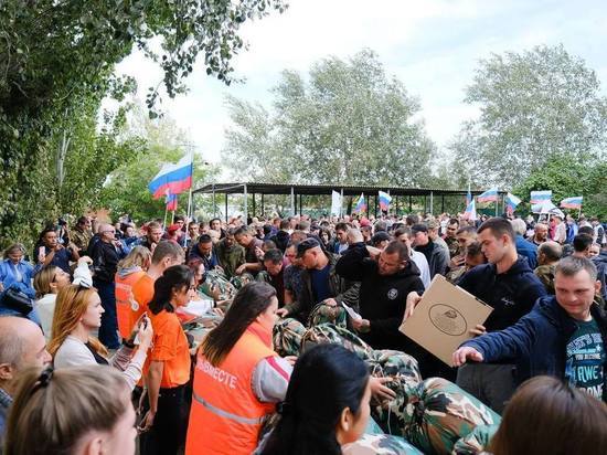 «Мы вас будем ждать»: в Астрахани проводили мобилизованных в именной батальон морской пехоты
