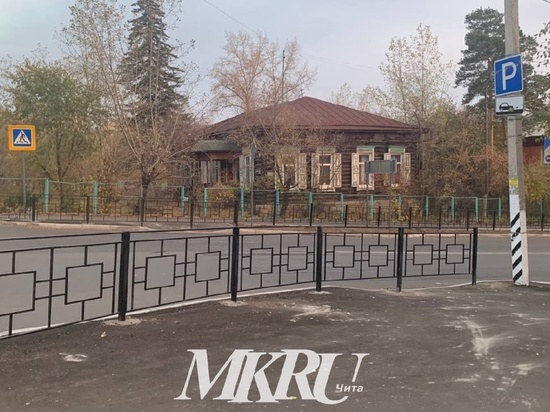 Пешеходный переход перекрыли забором на улице Ленинградской в Чите