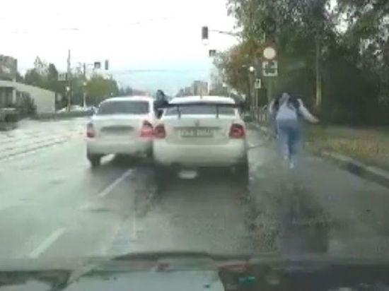На улице Верхней в Рязани словесный конфликт водителей закончился ДТП