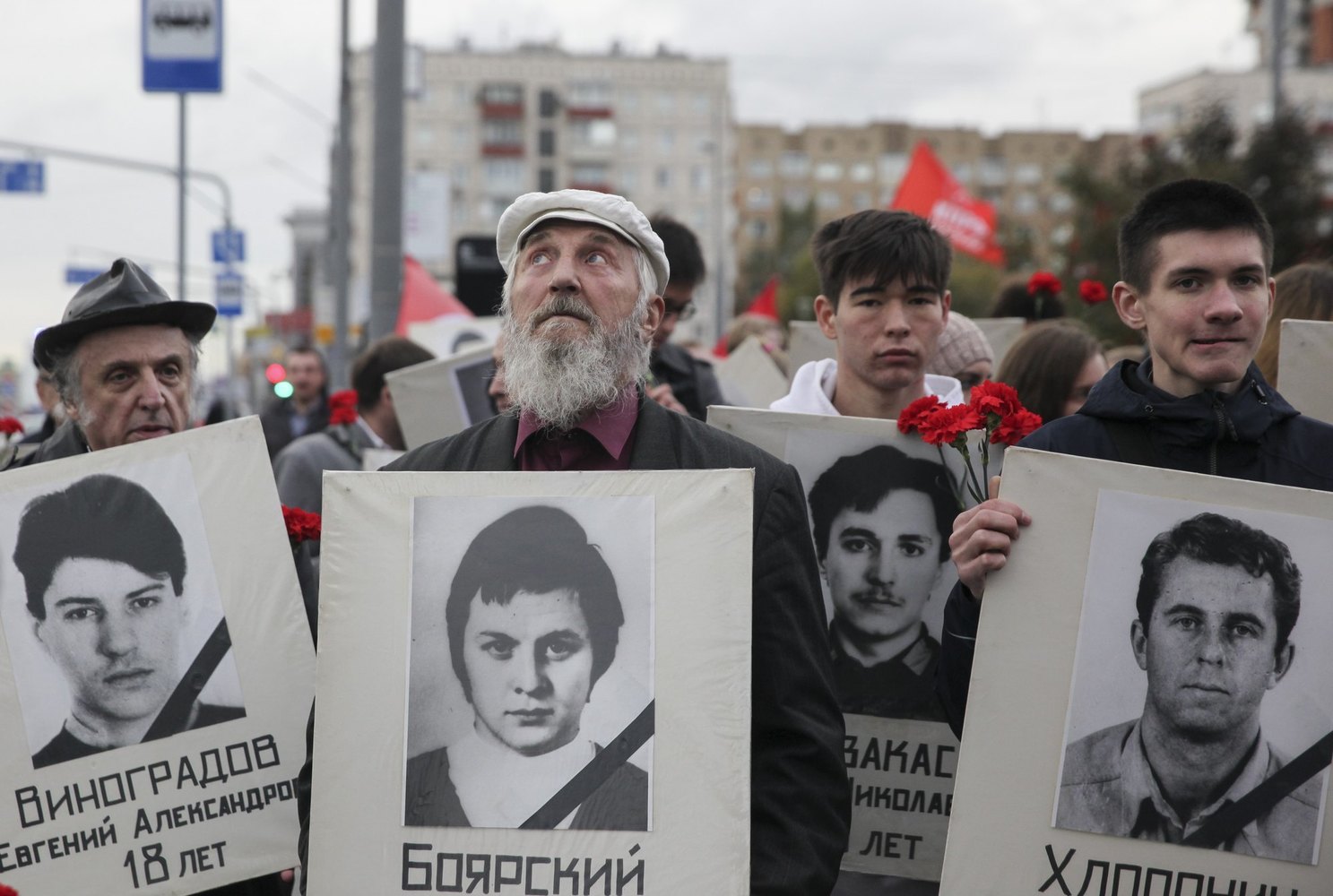 Годовщина расстрела белого дома. Здание правительства расстрелено. Фото штурма белого дома 1993 год. Годовщина расстрела белого дома. Митинг уличные акции хорошие.