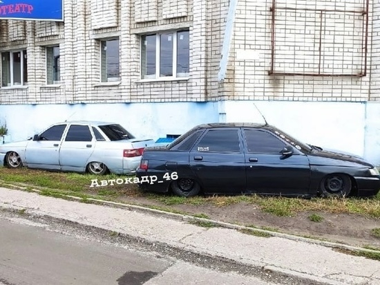 В Железнодорожном округе Курска автохамы припарковались на газоне