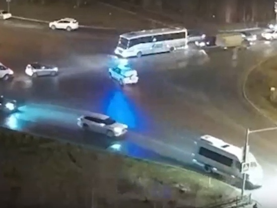 Полицейский УАЗ попал в ДТП на перекрестке в Новом Уренгое