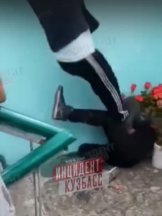 Избивший и прыгнувший на голову сверстнику школьник привлек внимание полиции в Кузбассе