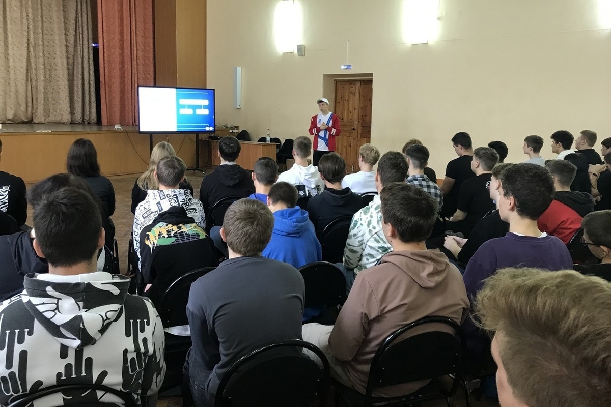 Костромские студенты и кандидаты в водители учатся грамотным действиям на перекрестках
