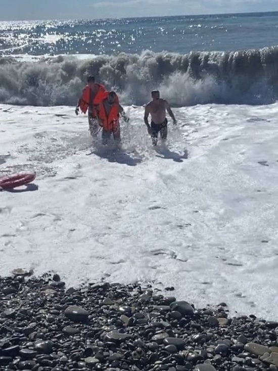 В Геленджике спасатели помогли выбраться на берег купающемуся мужчине