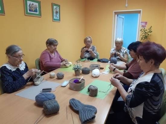 Пожилые жительницы Чебоксар вяжут носки для участников СВО