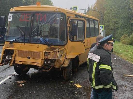 В ДТП со школьным автобусом под Тосно пострадали девять человек
