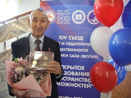 Ил Дархан присвоил Дмитрию Чечебутову звание "Народный учитель Якутии"