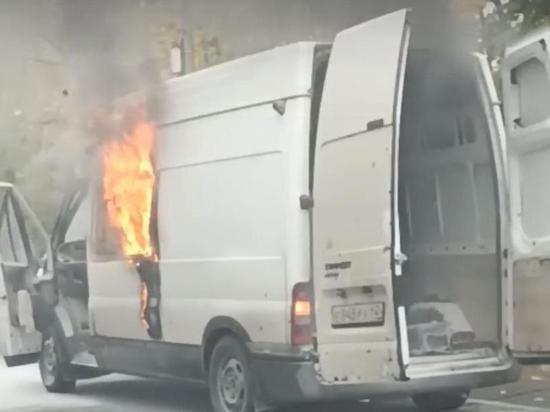 На Южной окружной дороге в Рязани загорелся микроавтобус