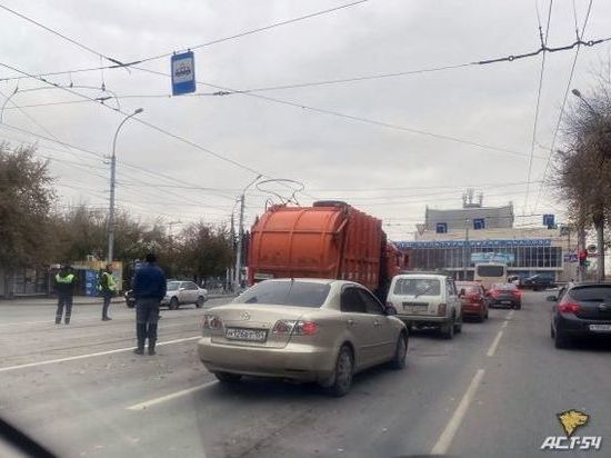 В Новосибирске женщина попала под колеса мусоровоза около трамвайной остановки