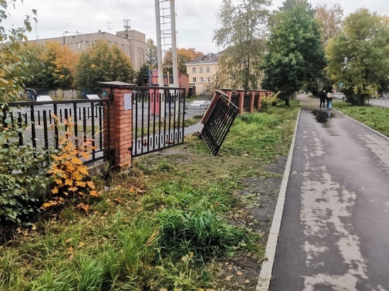 Неизвестные сломали забор в городе Карелии
