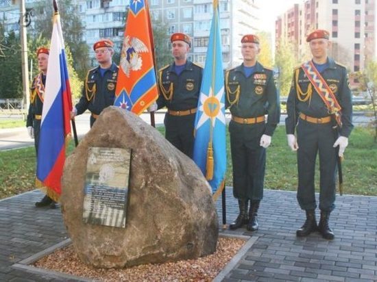 Вчера возле здания костромского МЧС был открыт памятный знак в честь ветеранов-спасателей