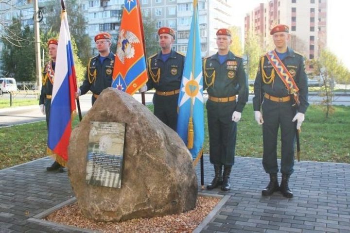 Вчера возле здания костромского МЧС был открыт памятный знак в честь ветеранов-спасателей