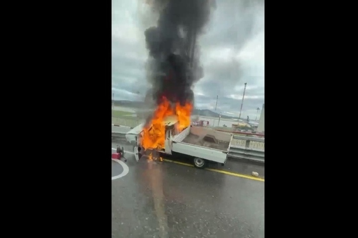 В сочи горит аэропорт. В Сочи сгорел автомобиль. Горит аэропорт Сочи. Мост в Сочи сгорел.