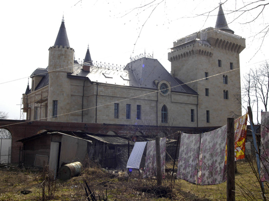 Риелтор заявила, что продать замок Пугачевой в деревне Грязь невозможно - МК