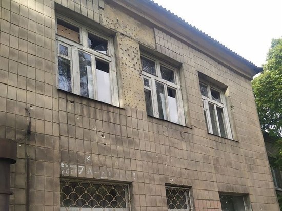 ВСУ обстреляли школу, банк и жилой комплекс в Донецке