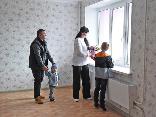 Семья с ребенком-инвалидом из Губкина получила квартиру