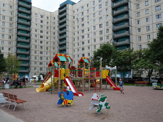 «Ехали долго»: полицейские не остановили вандала, разрушившего детскую площадку в Мурманске