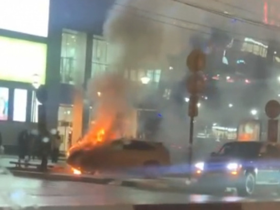 Lexus сгорел на дороге у Роял Парка в Новосибирске