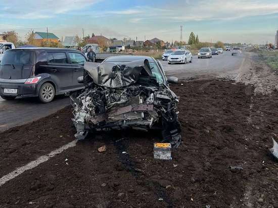 В центре Омска иномарка врезалась в грузовую ГАЗель и опрокинула её
