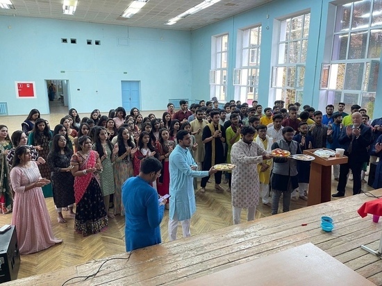 Иностранные студенты СГМУ отметили праздник Наваратри