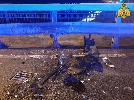 Несколько человек пострадали во влетевшей в отбойник на Гагаринском мосту Калуги машине