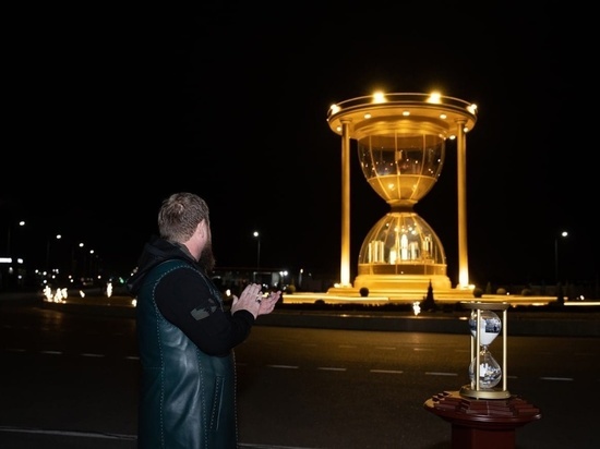 Кадыров показал новый памятник в Чечне – &#34;золотые&#34; песочные часы