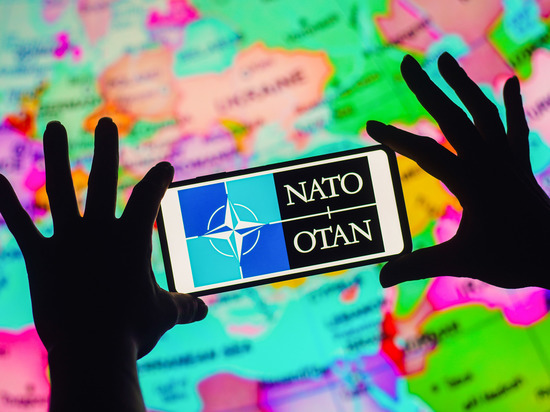 Еврокомиссар: Киев не может вступить в НАТО в условиях военных действий