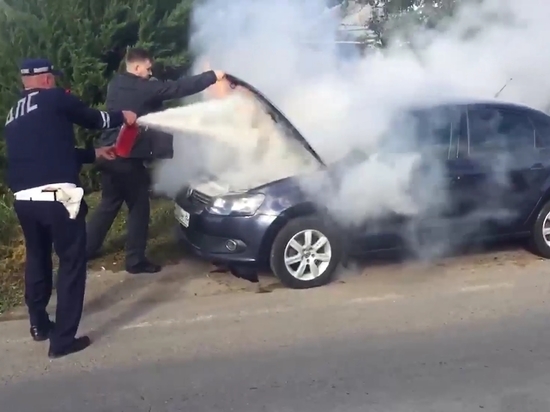 В Павловском районе Кубани правоохранители помогли водителю потушить иномарку